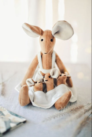 Chestnut Whisker Mouse Family *This set comes with three tiny mice*